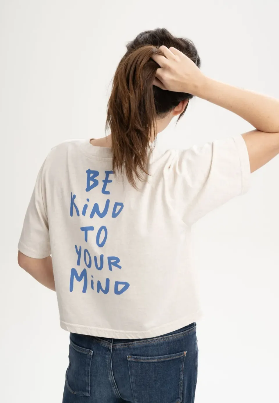 MELA Desna Cropped T-Shirt cream be kind Print Bio