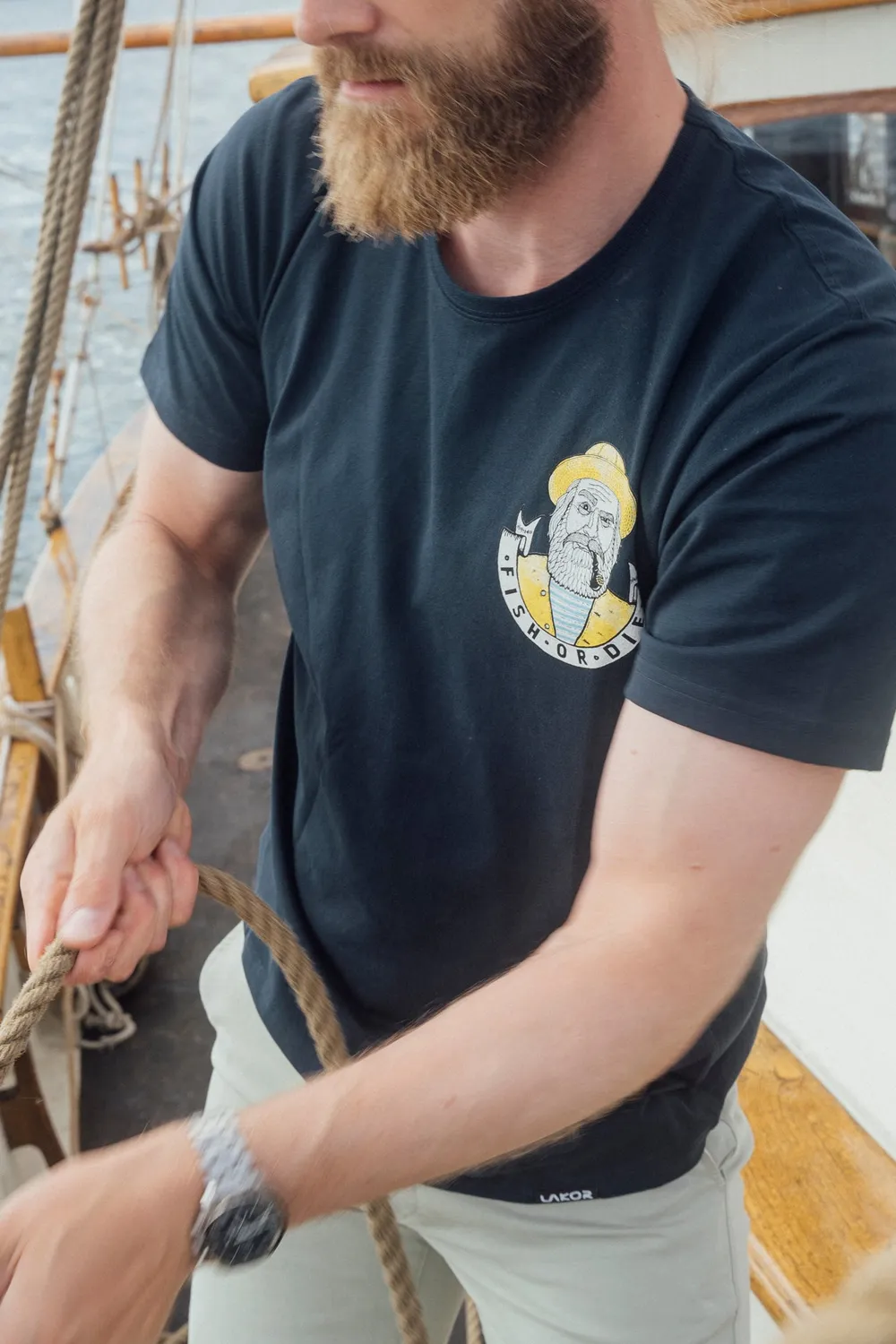 LAKOR Serious Sailor T-Shirt Blueberry Bio-Baumwolle