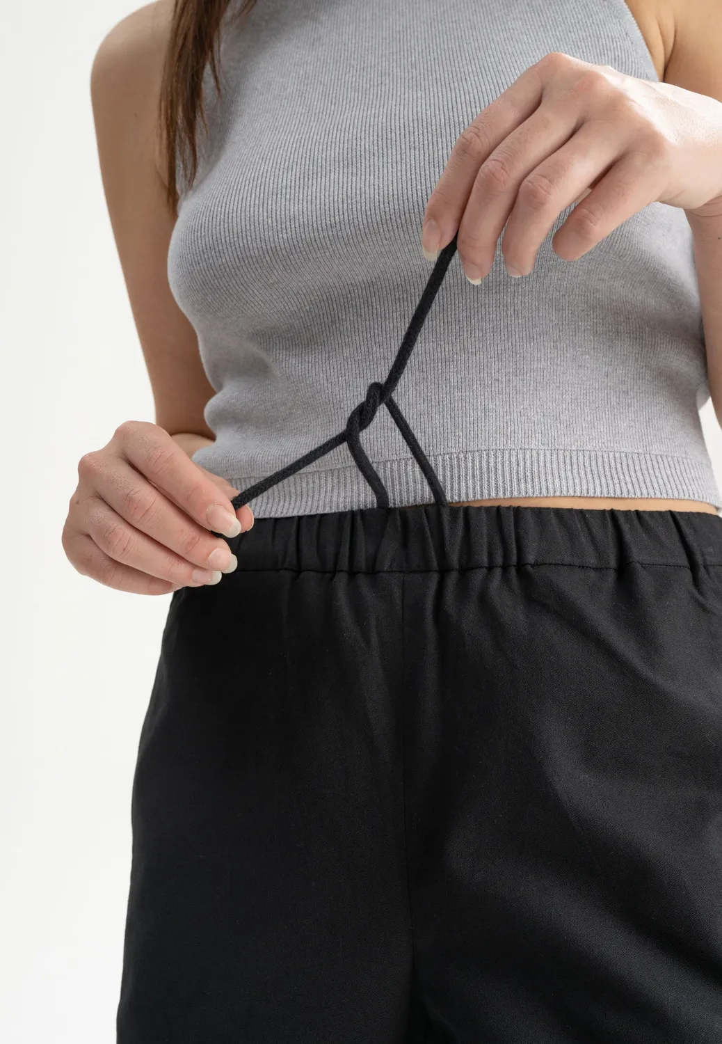 MELA TURVI Crêpe Hose schwarz Bio-Baumwolle Mid-Waist
