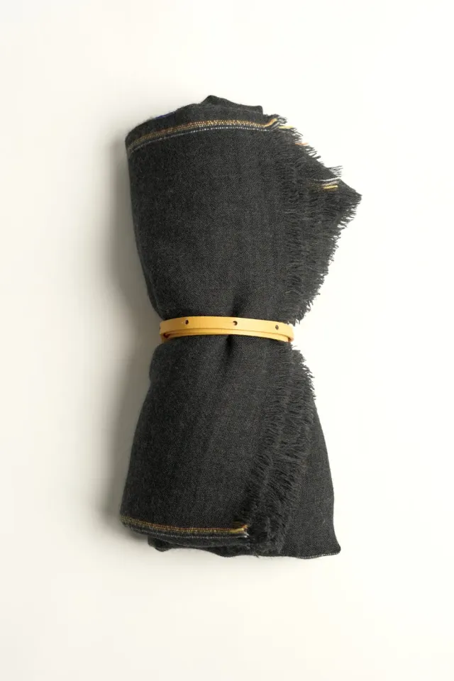 Oyuna Komo Travel Throw Decke Charcoal aus Kaschmir