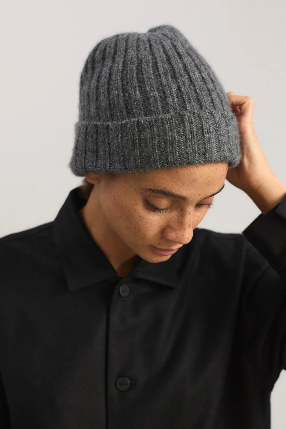 Oyuna Orb Mütze Granite Cashmere-Seide gerippt