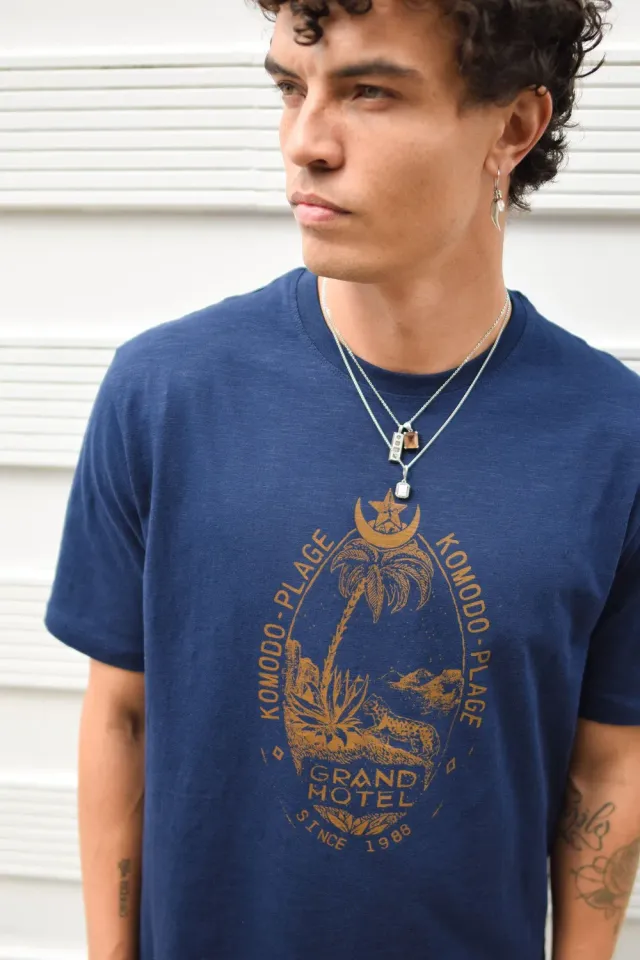 Komodo Grand Hotel T-Shirt Navy Bio-Baumwolle Print