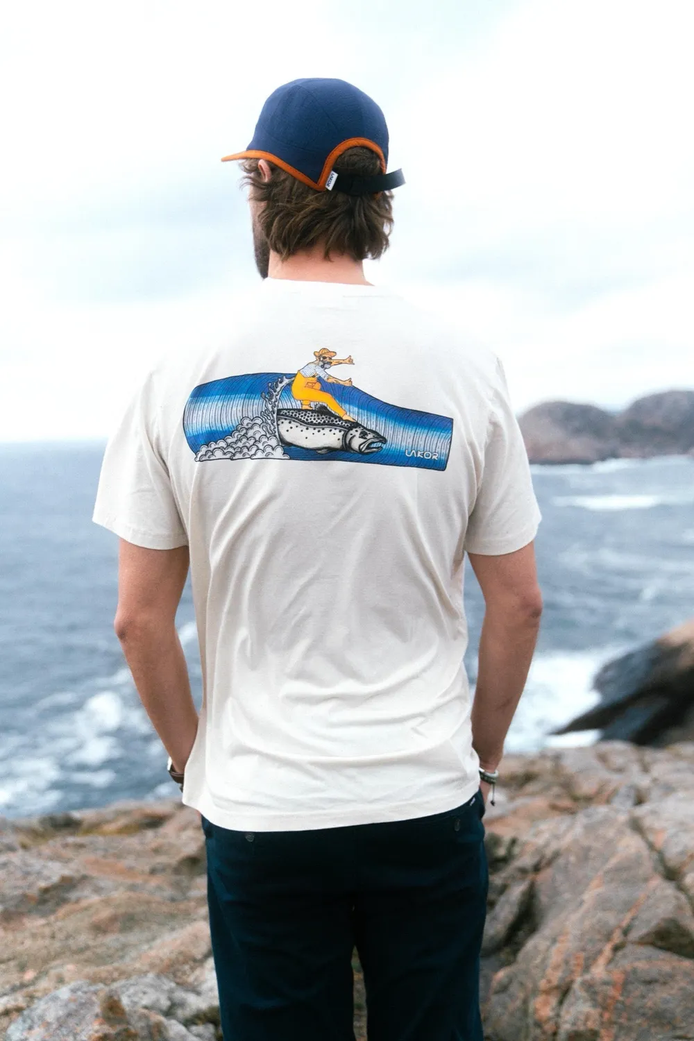 LAKOR Salmon Surfer T-Shirt Rainy Day Bio-Baumwolle
