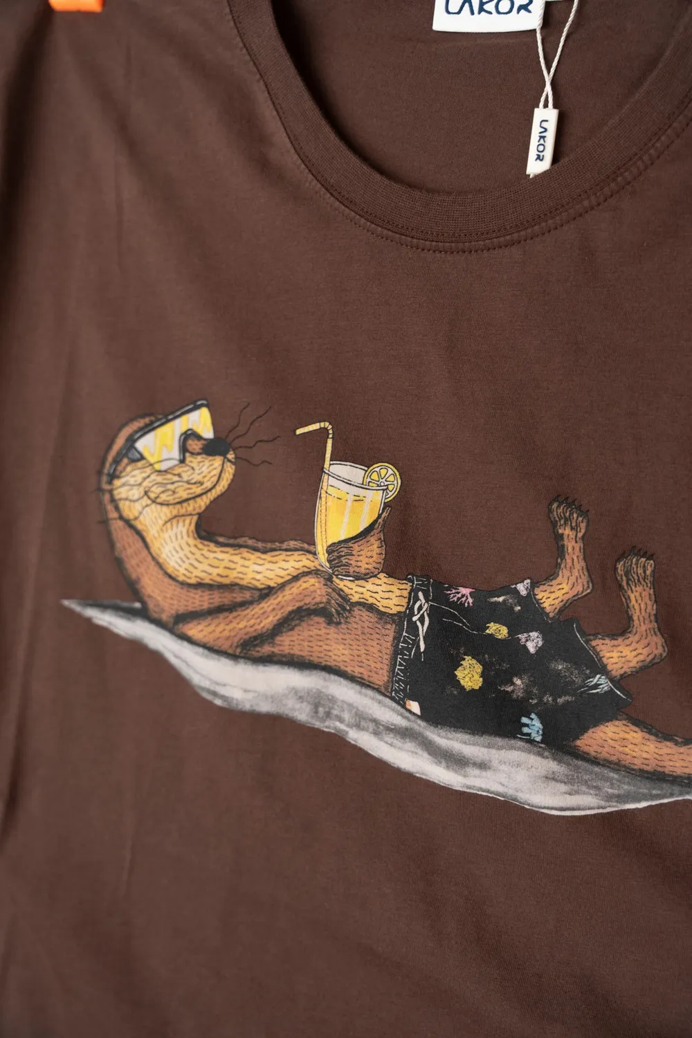 LAKOR An Otter Vacation T-Shirt Chicory Coffee Bio