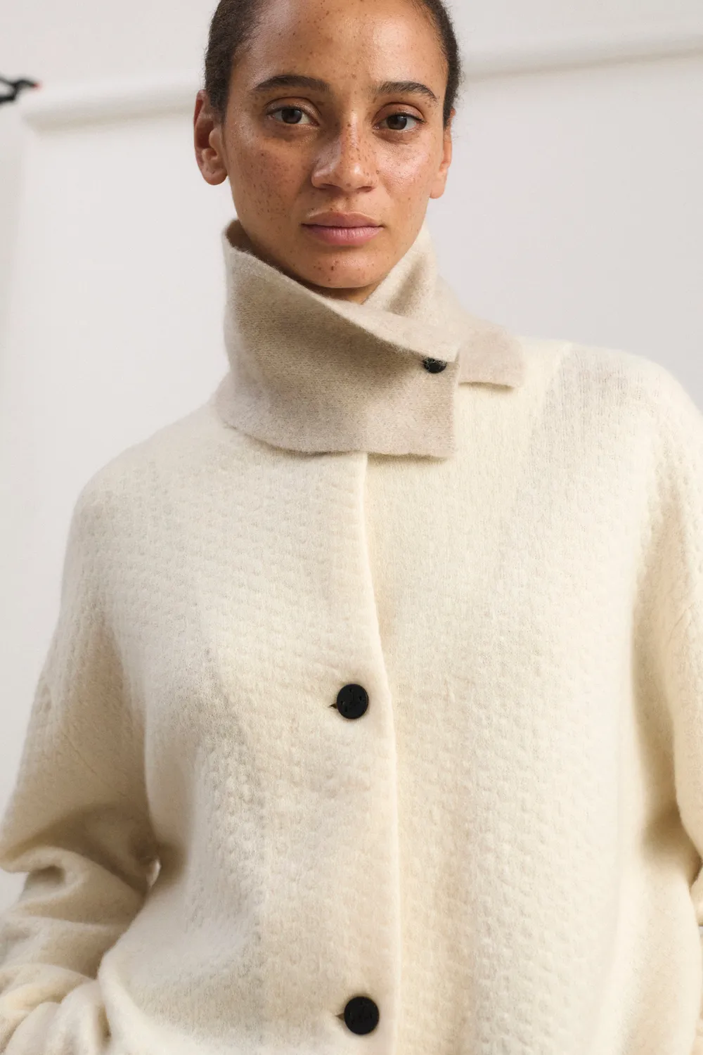 Oyuna Neku Snood Feather Ivory Halswärmer