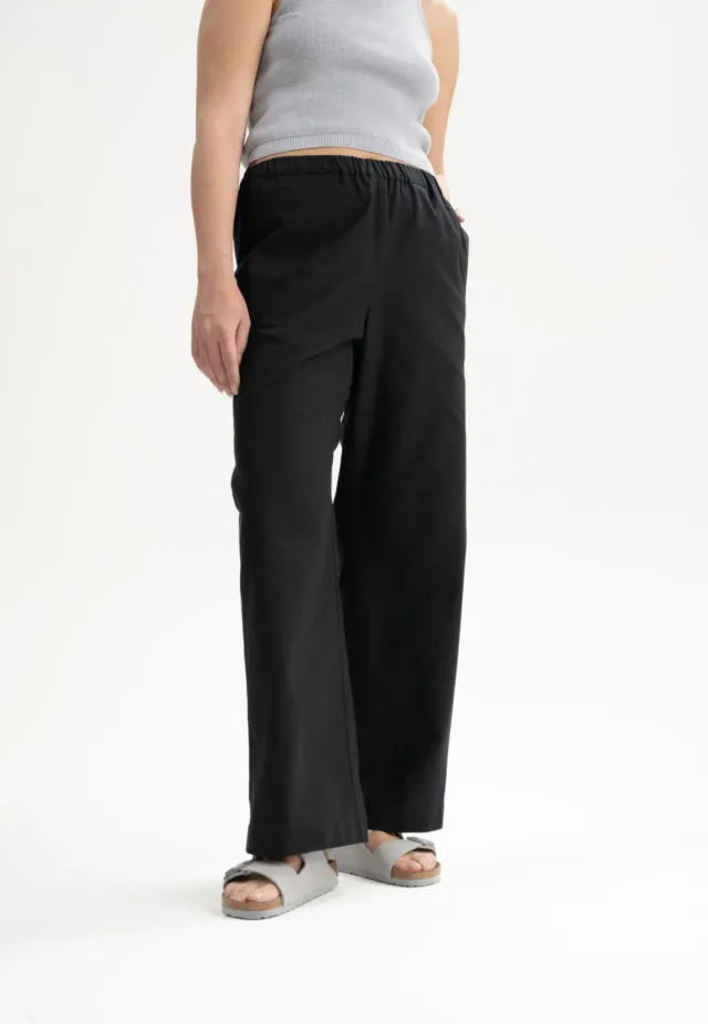 MELA TURVI Crêpe Hose schwarz Bio-Baumwolle Mid-Waist