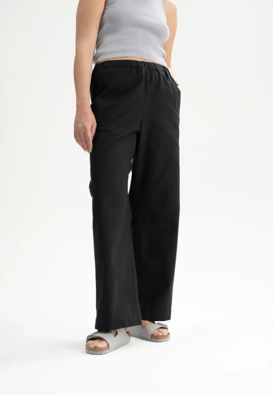 MELA TURVI Crêpe Hose schwarz Bio-Baumwolle Mid-Waist