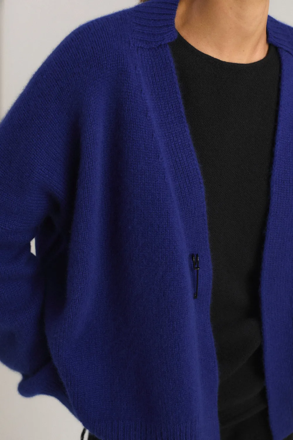 Oyuna Aire Cardigan Ink Chunky mit Anstecknadel