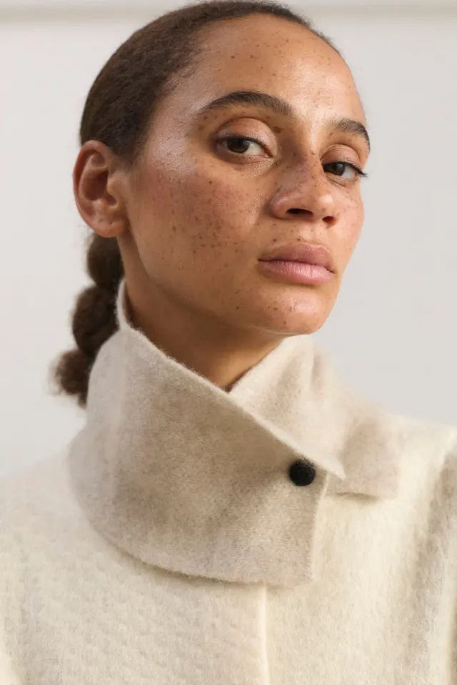 Oyuna Neku Snood Feather Ivory Halswärmer