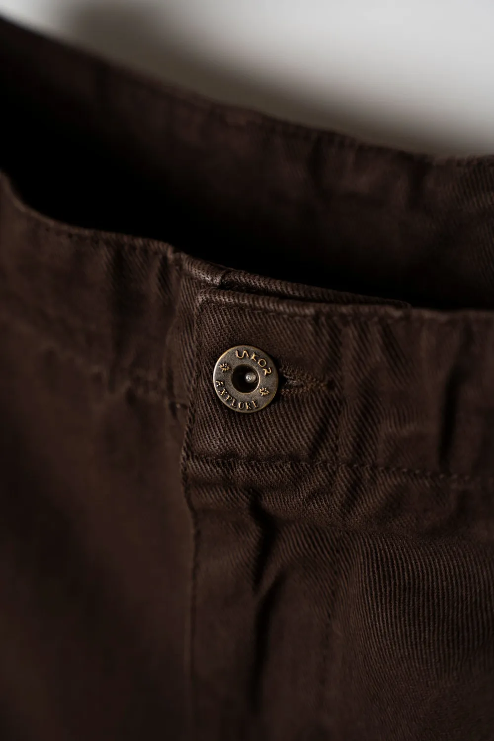 LAKOR Relaxed Twill Pants Coffee Bean Bio-Baumwolle