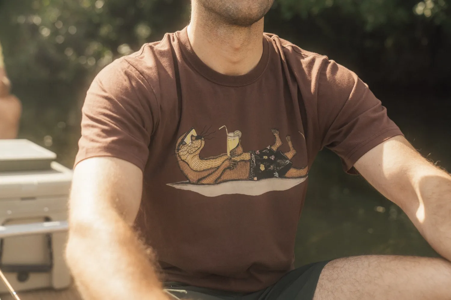 LAKOR An Otter Vacation T-Shirt Chicory Coffee Bio