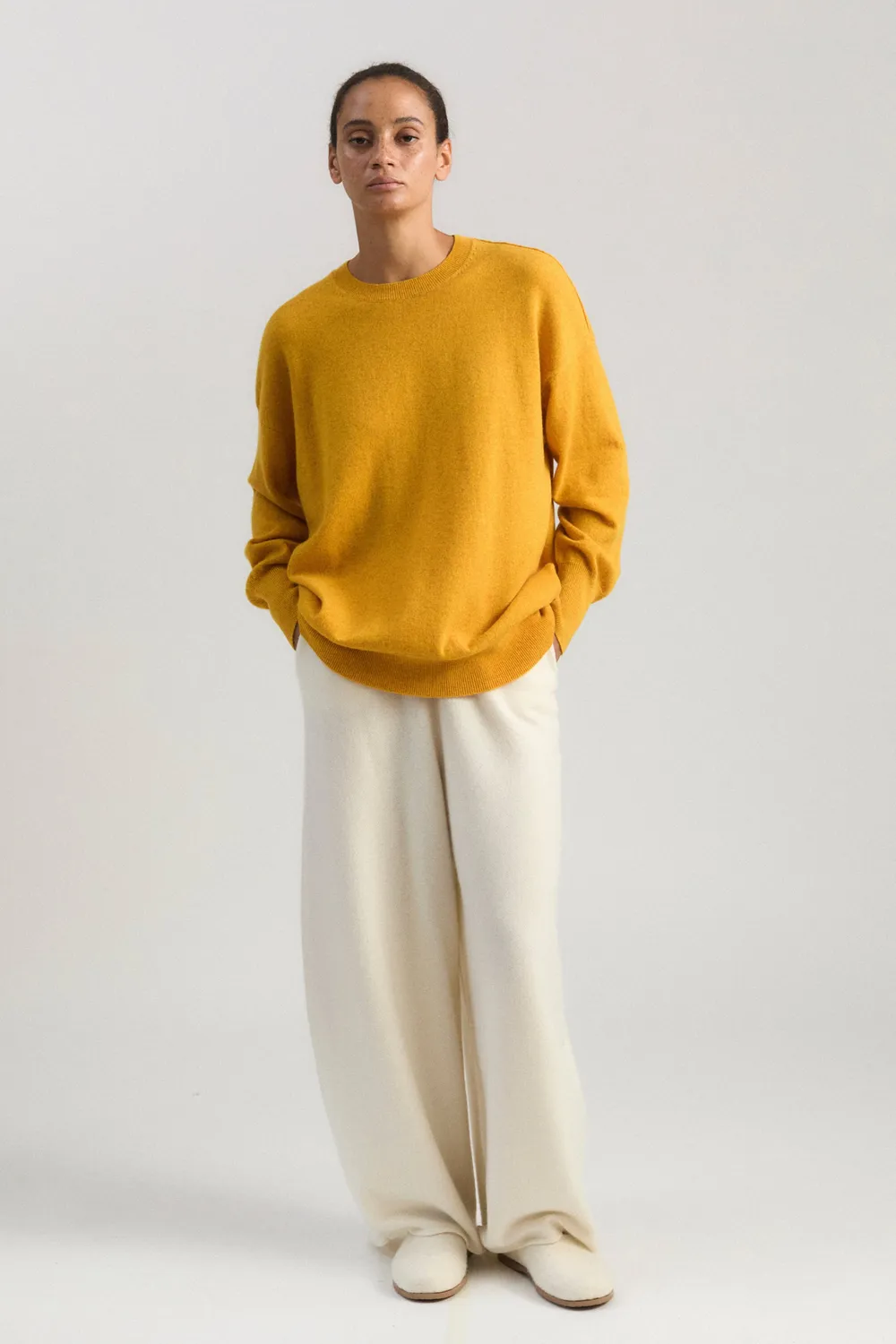 Oyuna Borte Pullover Amber orange aus Cashmere oversize