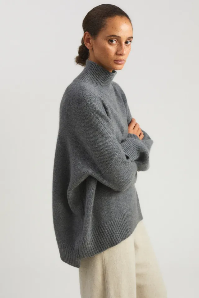 Oyuna Kaila Pullover Slate grau Rollkragen grob