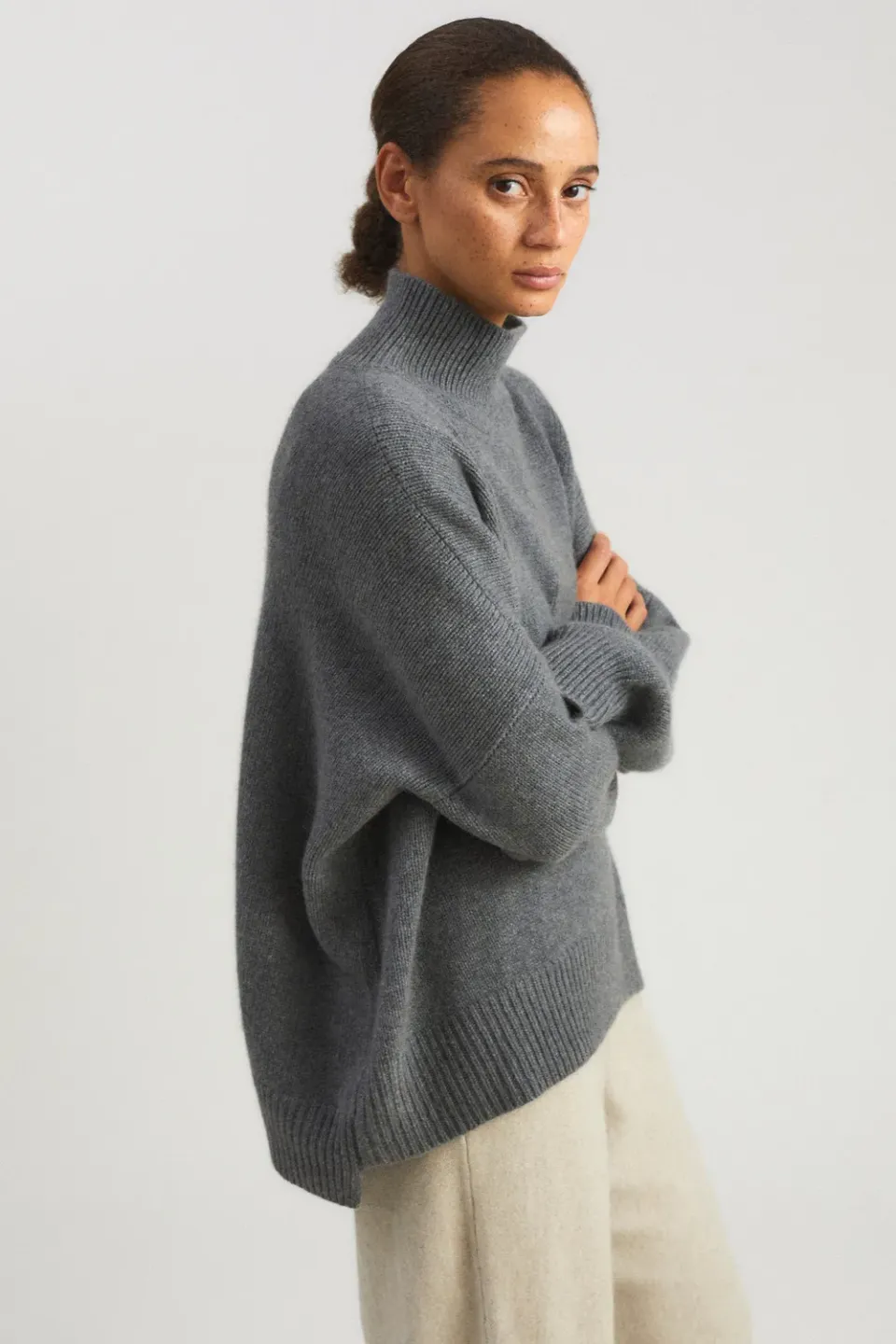 Oyuna Kaila Pullover Slate grau Rollkragen grob