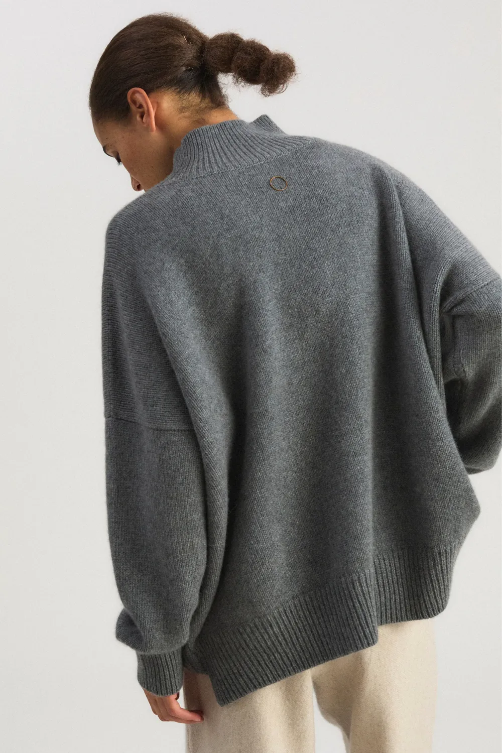 Oyuna Kaila Pullover Slate grau Rollkragen grob