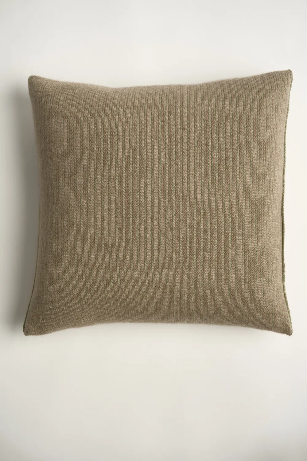 Oyuna Letra Kissenbezug Honig Taupe gestrickt