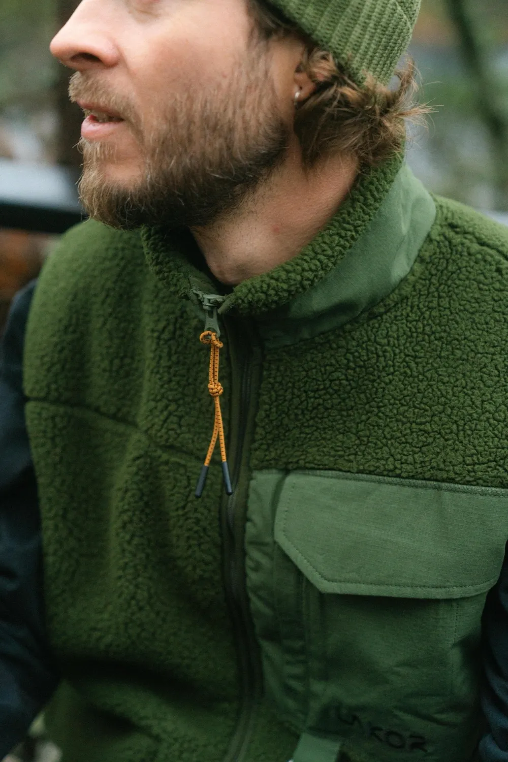LAKOR Bear Sherpa Weste Rifle Green aus Recycling-Polyester