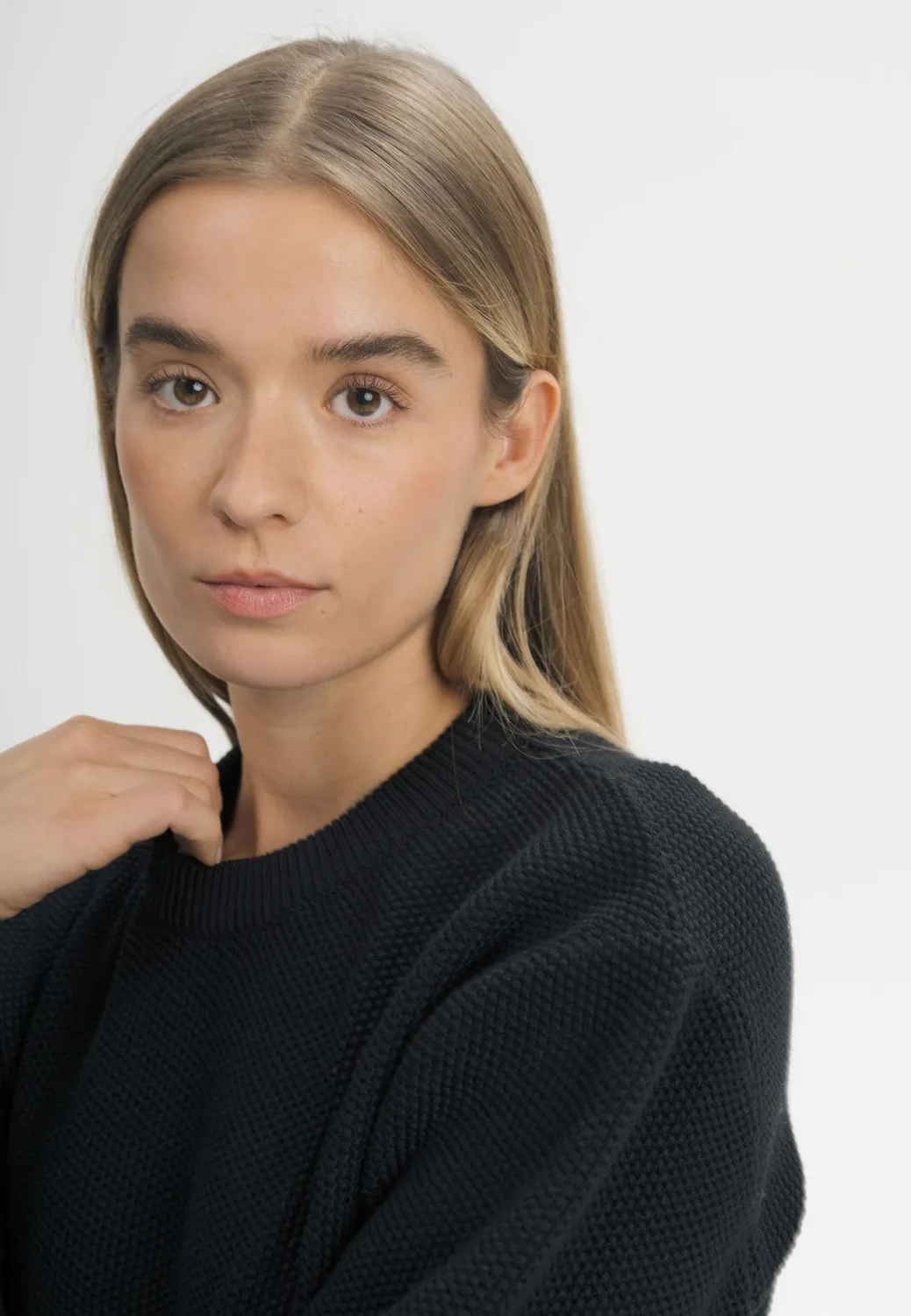 MELA SURIYA Strickpullover schwarz aus Bio-Baumwolle