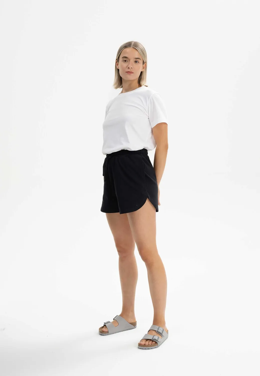 MELA Style SUNYATA Jersey Shorts schwarz aus Bio-Baumwolle