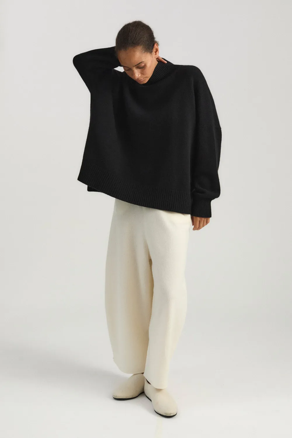Oyuna Kaila Sweater Pullover Black grob gestrickt