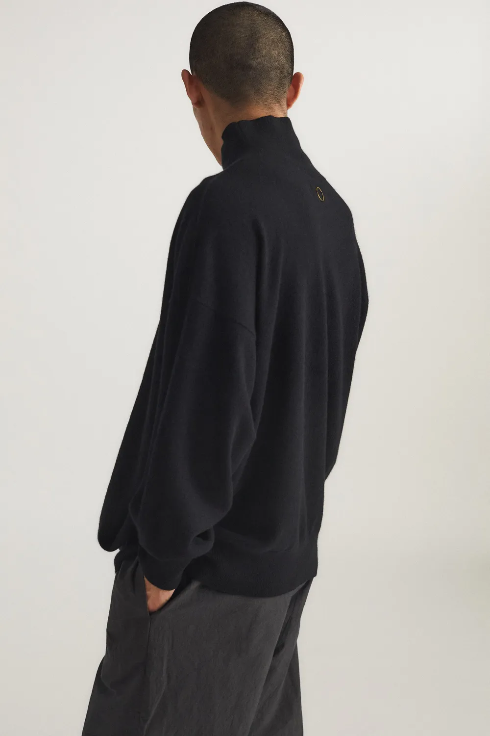 Oyuna Kotto Pullover Schwarz mit Stehkragen