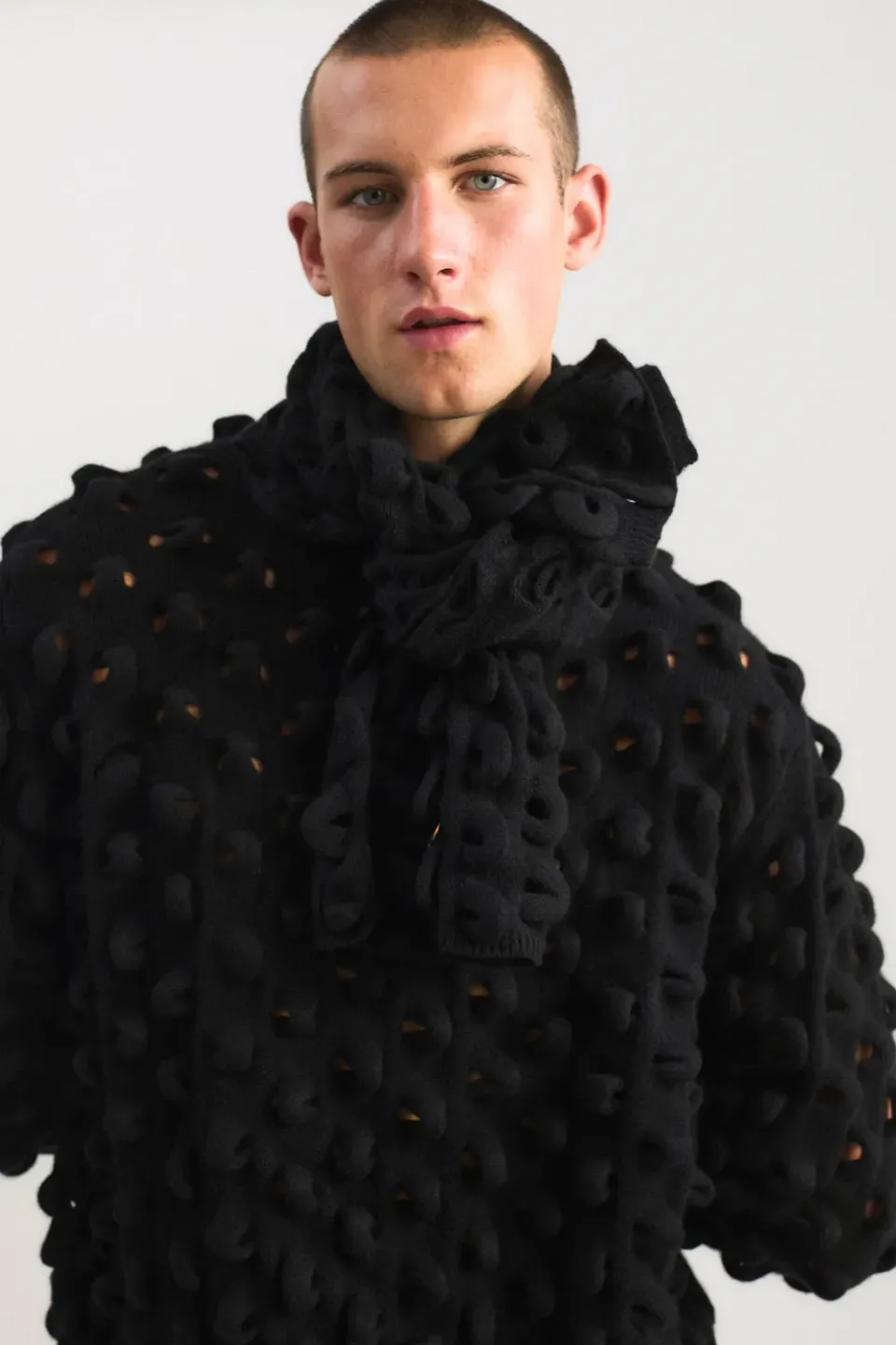 Oyuna Nodo Schal Black strukturierter Neckwarmer
