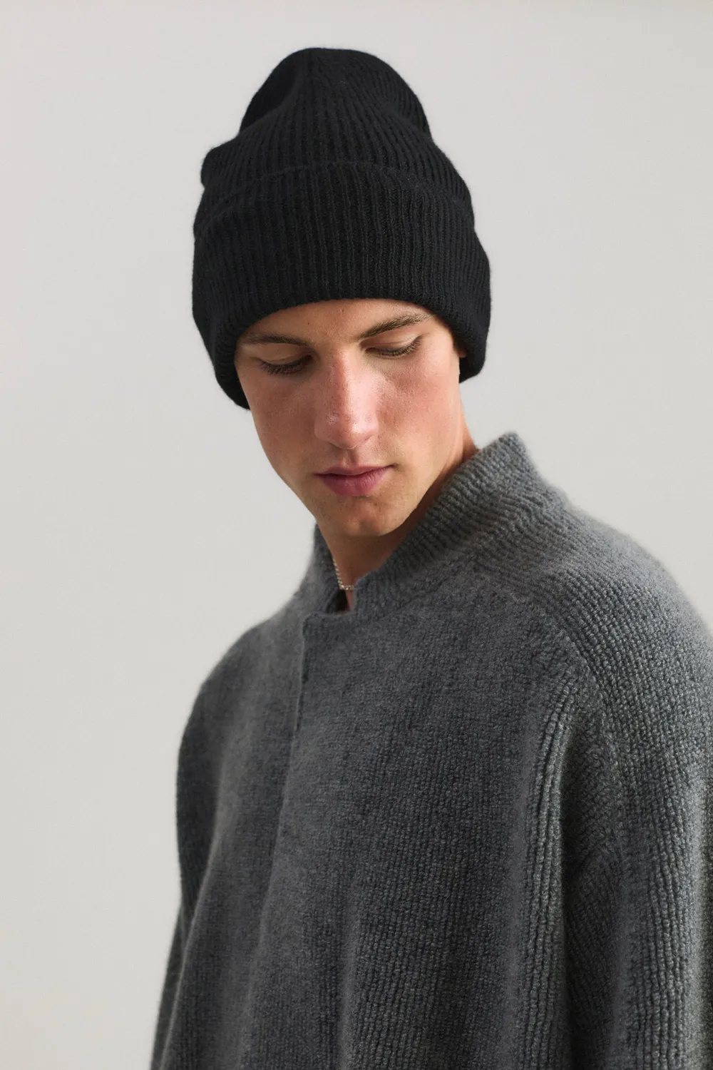 Oyuna Sol Mütze Schwarz Cashmere Rippstrick