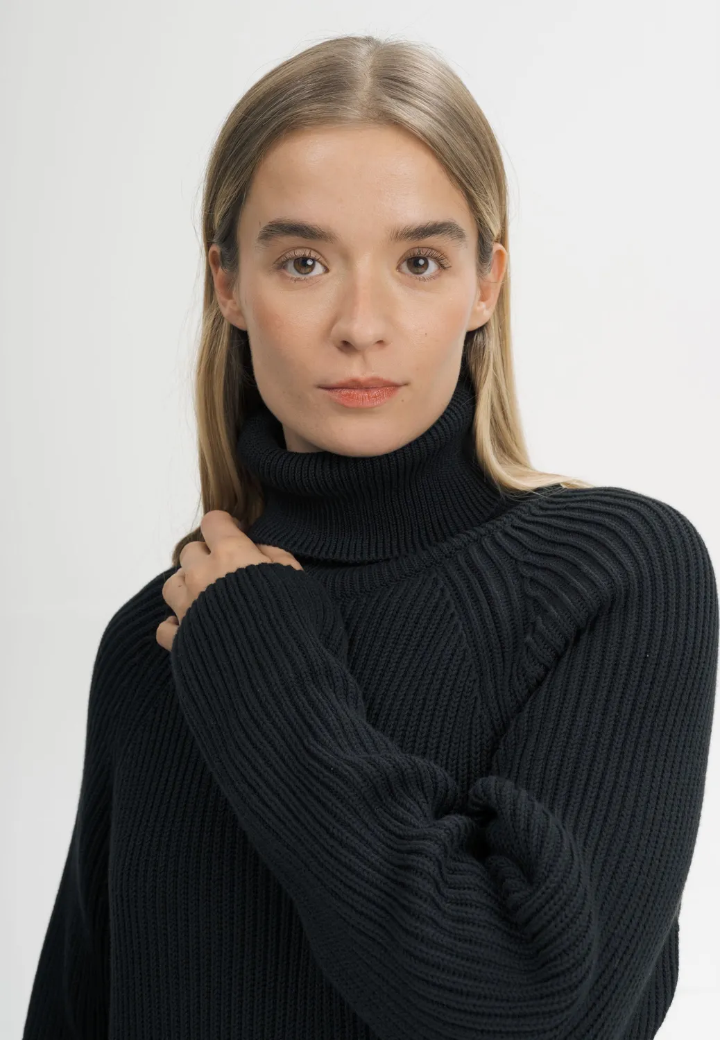 MELA ARUNIKA Strickkleid schwarz aus Bio-Baumwolle