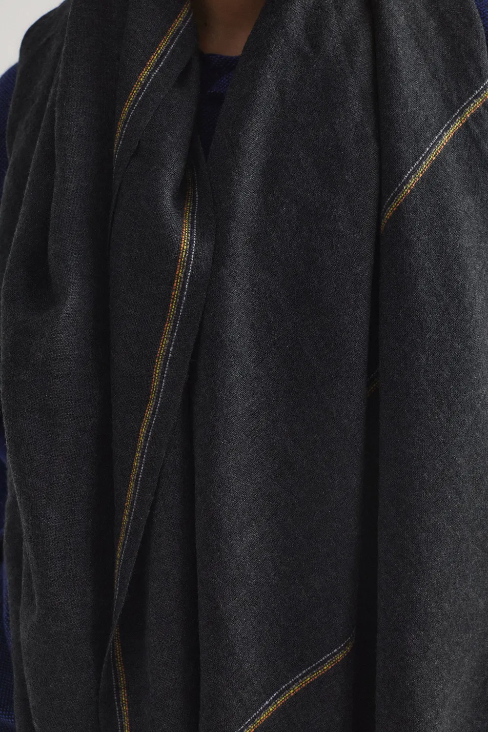 Oyuna Komo Wrap Charcoal Stola aus Cashmere