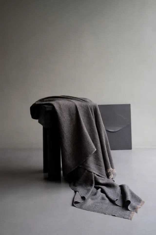 Oyuna Saan Decke Charcoal Taupe Fischgrät