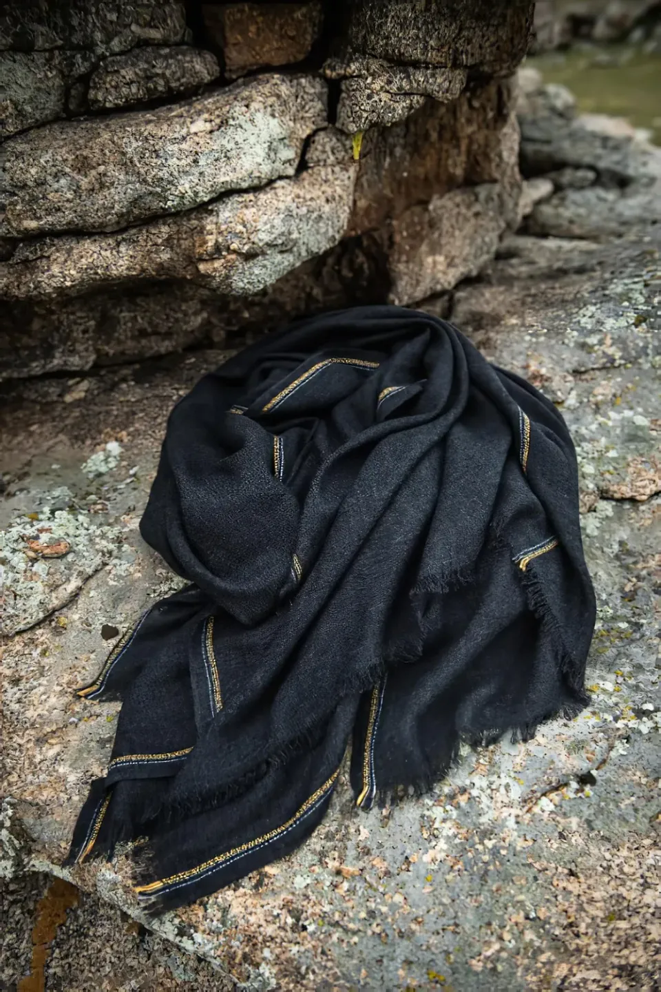 Oyuna Komo Decke Charcoal aus Kaschmir