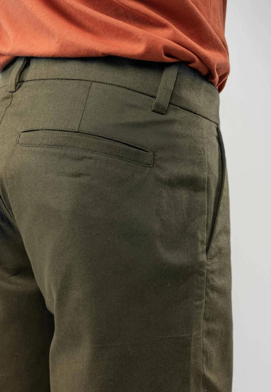 MELA NAVIN Shorts dark olive Bio-Baumwolltwill