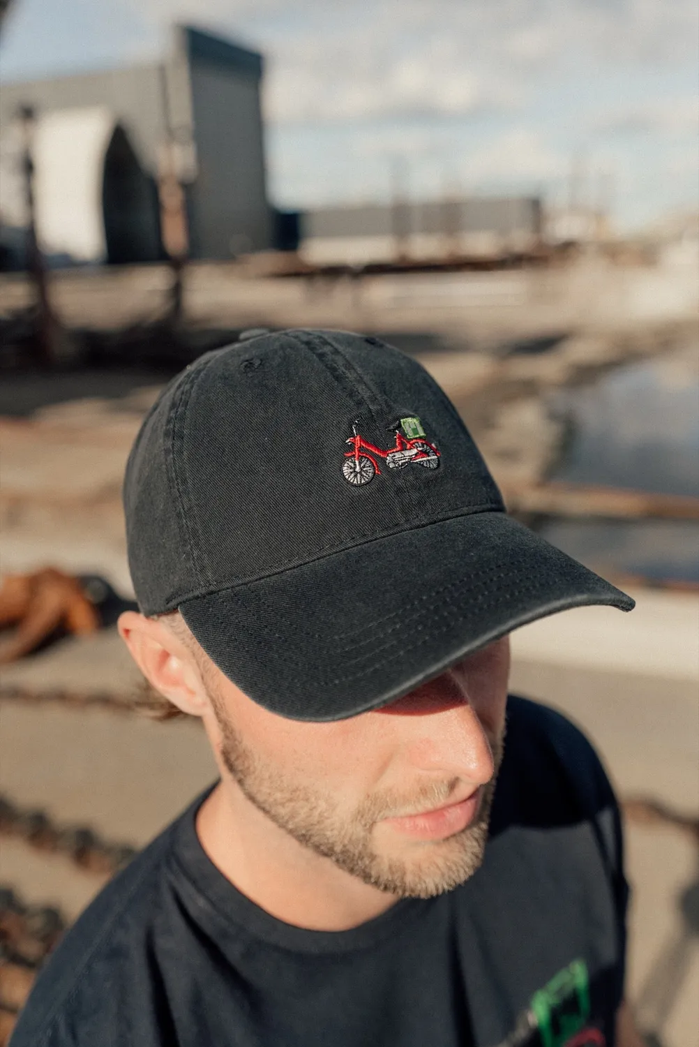 LAKOR Red Maxi Cap Schwarz Bio-Baumwolle