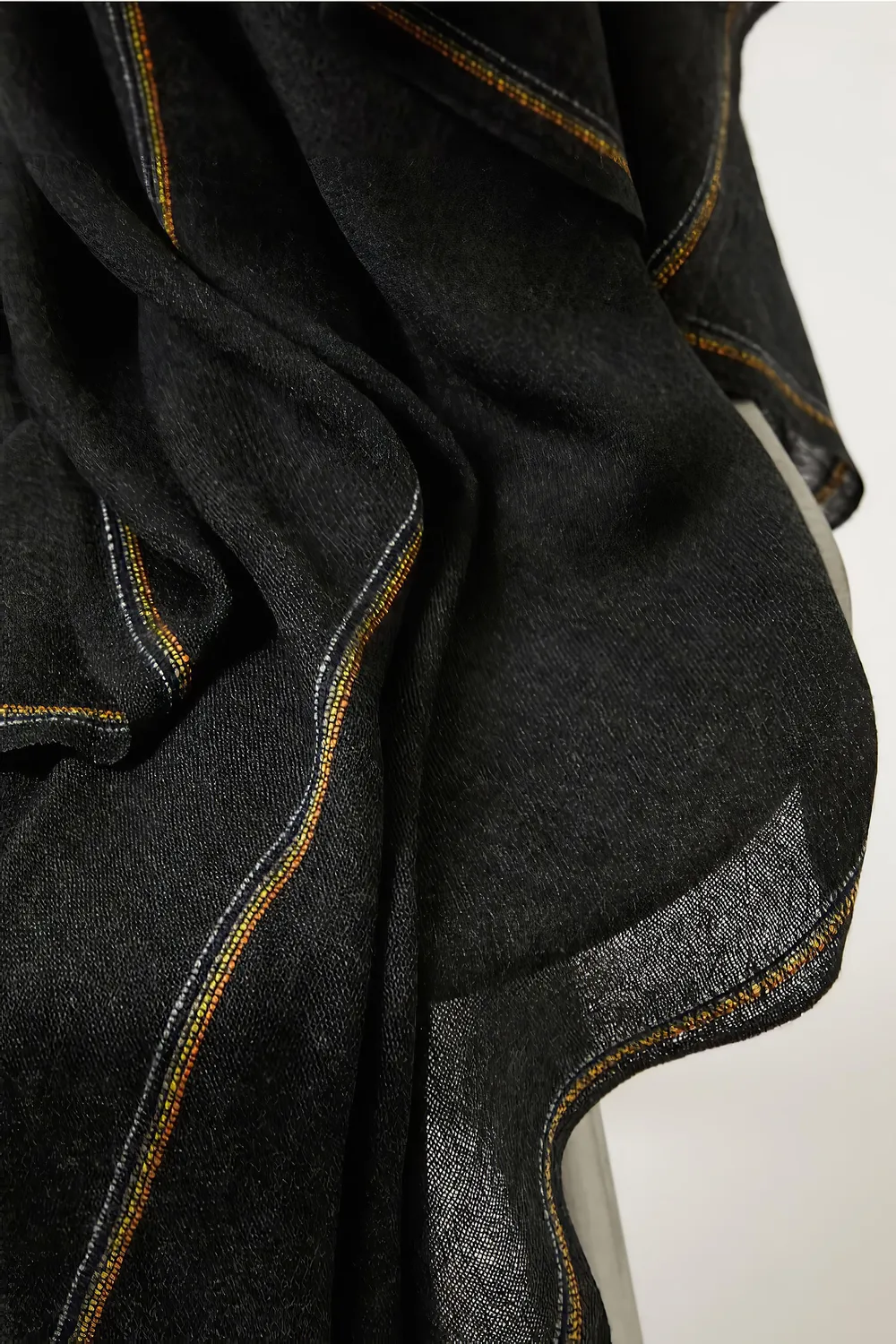 Oyuna Komo Travel Throw Decke Charcoal aus Kaschmir