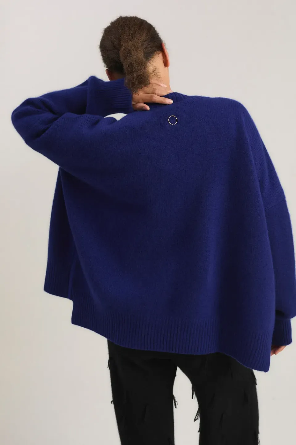 Oyuna Aire Cardigan Ink Chunky mit Anstecknadel