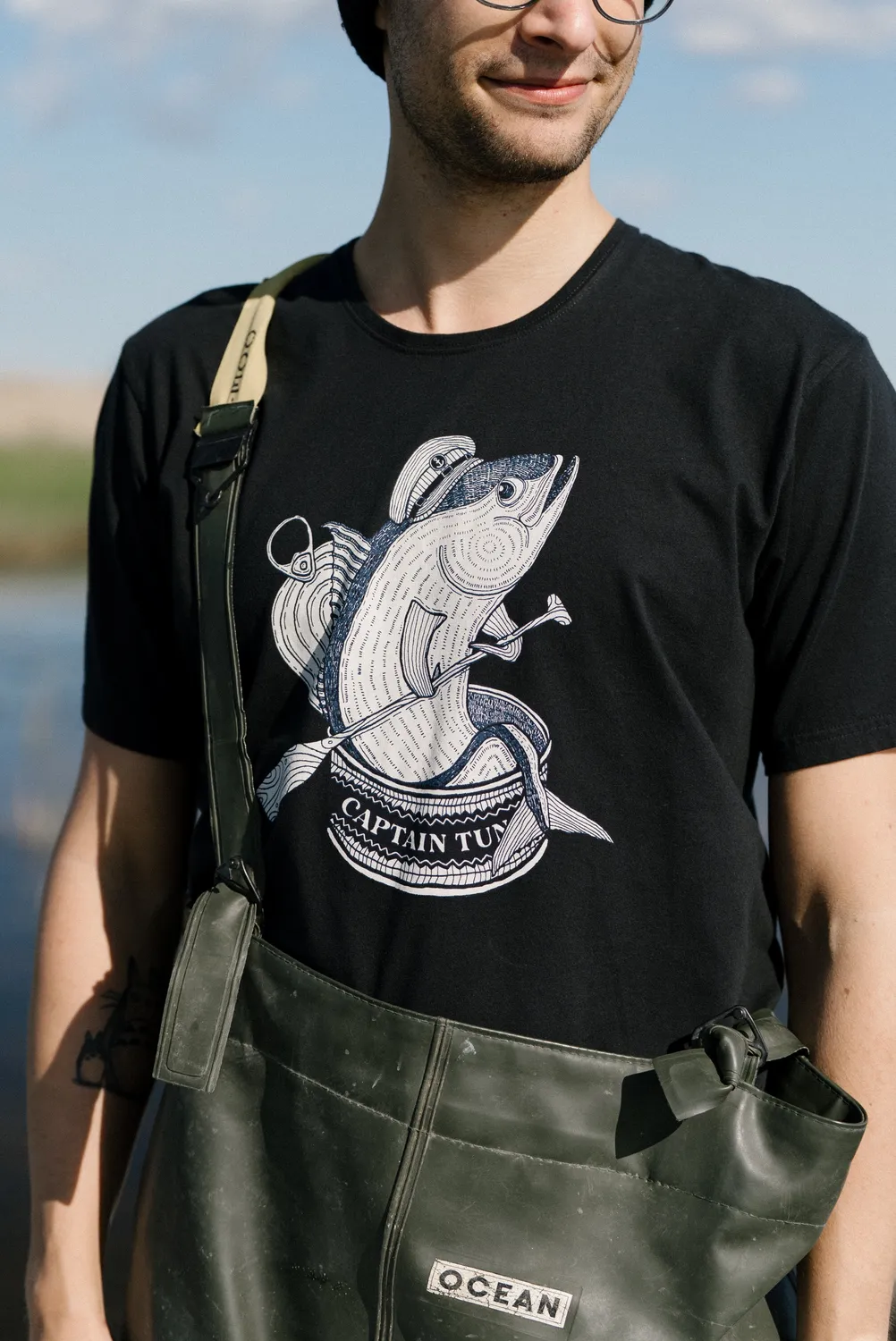 LAKOR Captain Tuna T-Shirt Moonless Night aus Bio-Baumwolle