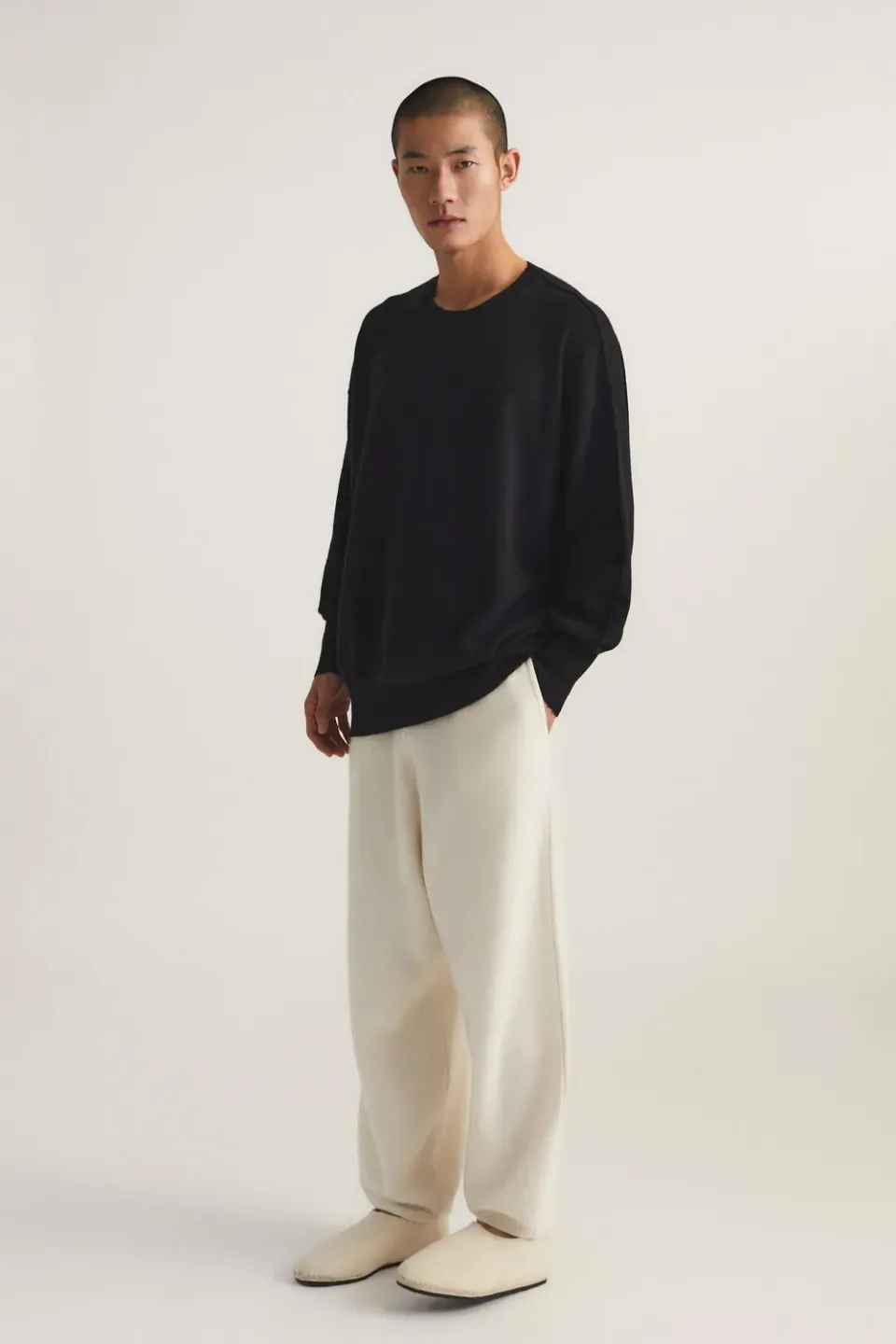 Oyuna Nomad Hose Ivory relaxed aus Strick