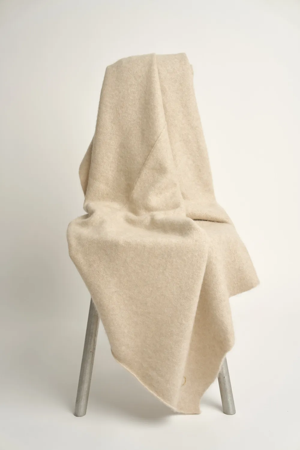 Oyuna Silence Throw Beige gestrickte Wohndecke