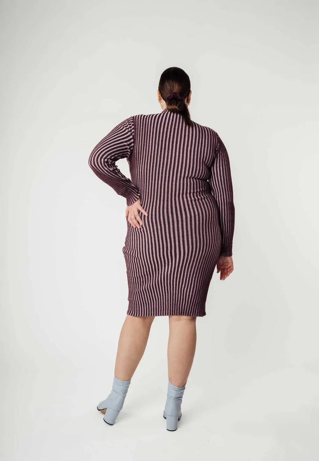 MELA SHIVANI Rippstrickkleid dunkelbraun Bio-Baumwolle