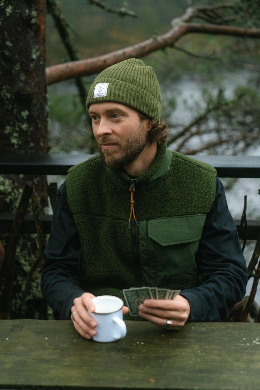 LAKOR Bear Sherpa Weste Rifle Green aus Recycling-Polyester