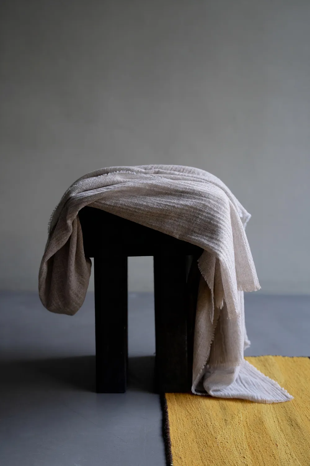 Oyuna Esra Reisedecke Mist mit Ledergurt Cashmere
