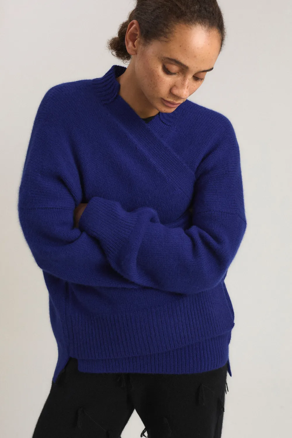 Oyuna Aire Cardigan Ink Chunky mit Anstecknadel