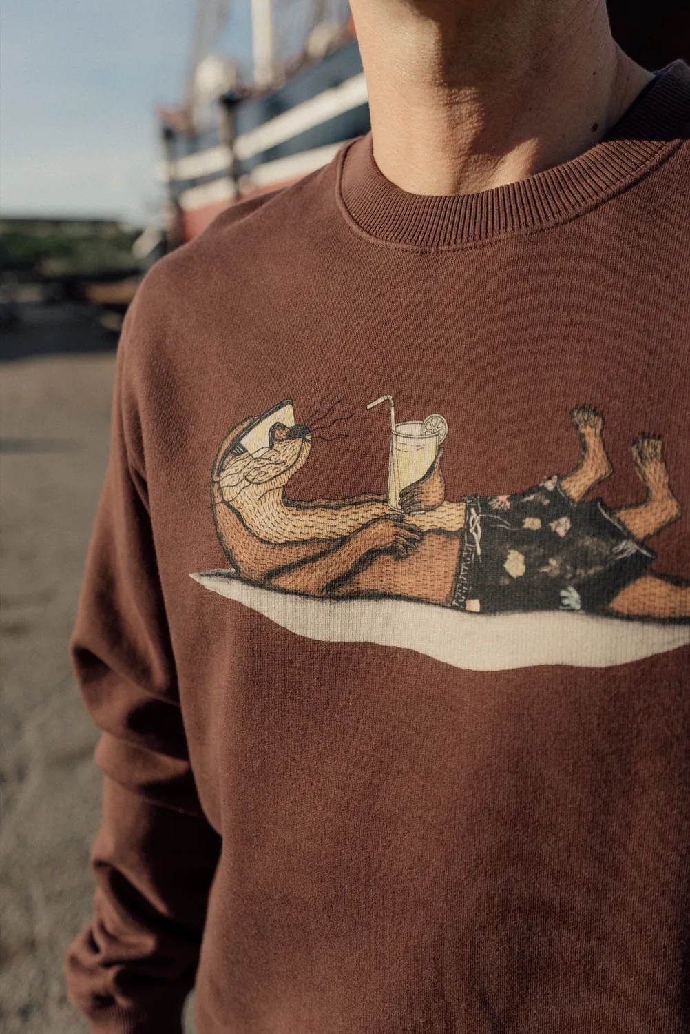 LAKOR An Otter Vacation Sweatshirt Chicory Coffee Bio