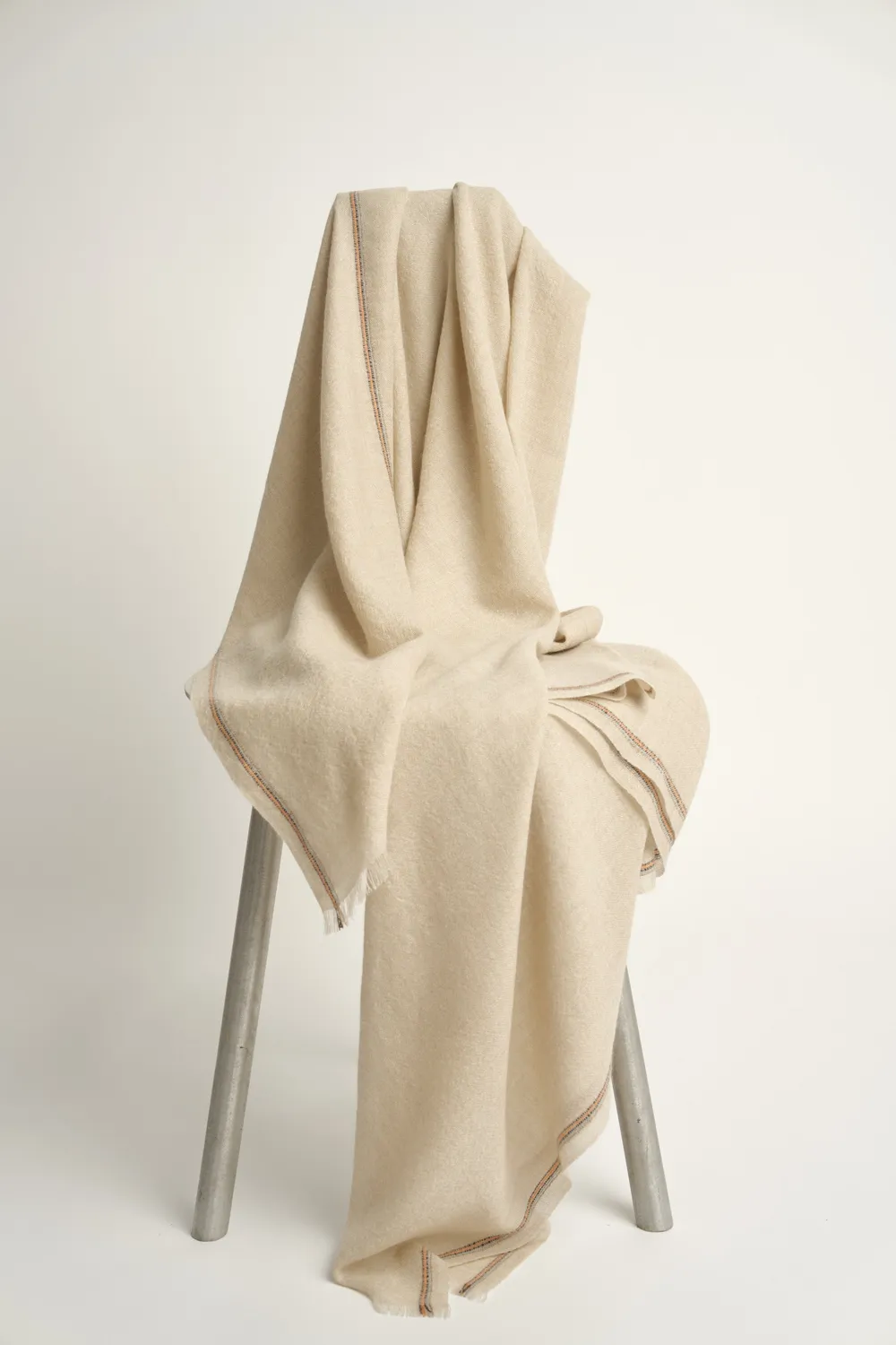 Oyuna Komo Throw Beige gestreift
