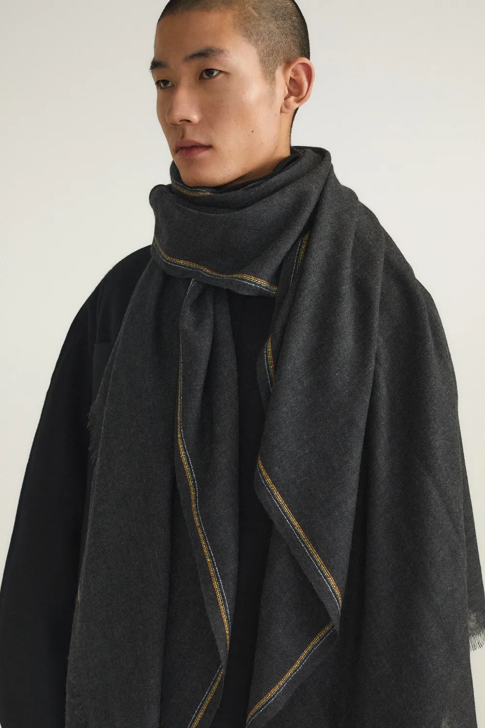 Oyuna Komo Wrap Charcoal Streifen mit Fransen