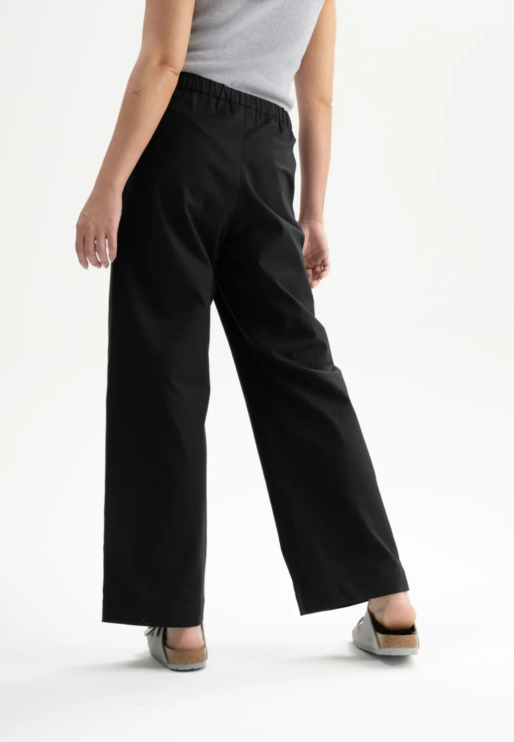 MELA TURVI Crêpe Hose schwarz Bio-Baumwolle Mid-Waist