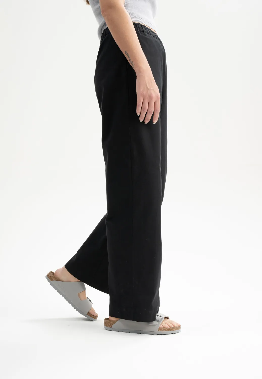 MELA TURVI Crêpe Hose schwarz Bio-Baumwolle Mid-Waist