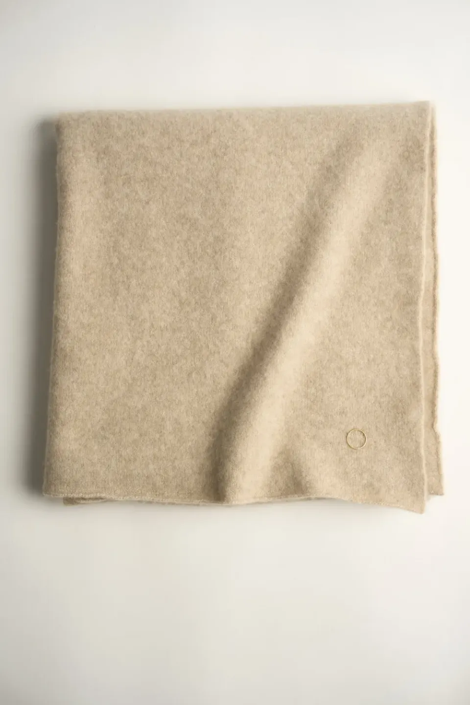 Oyuna Silence Throw Beige gestrickte Wohndecke