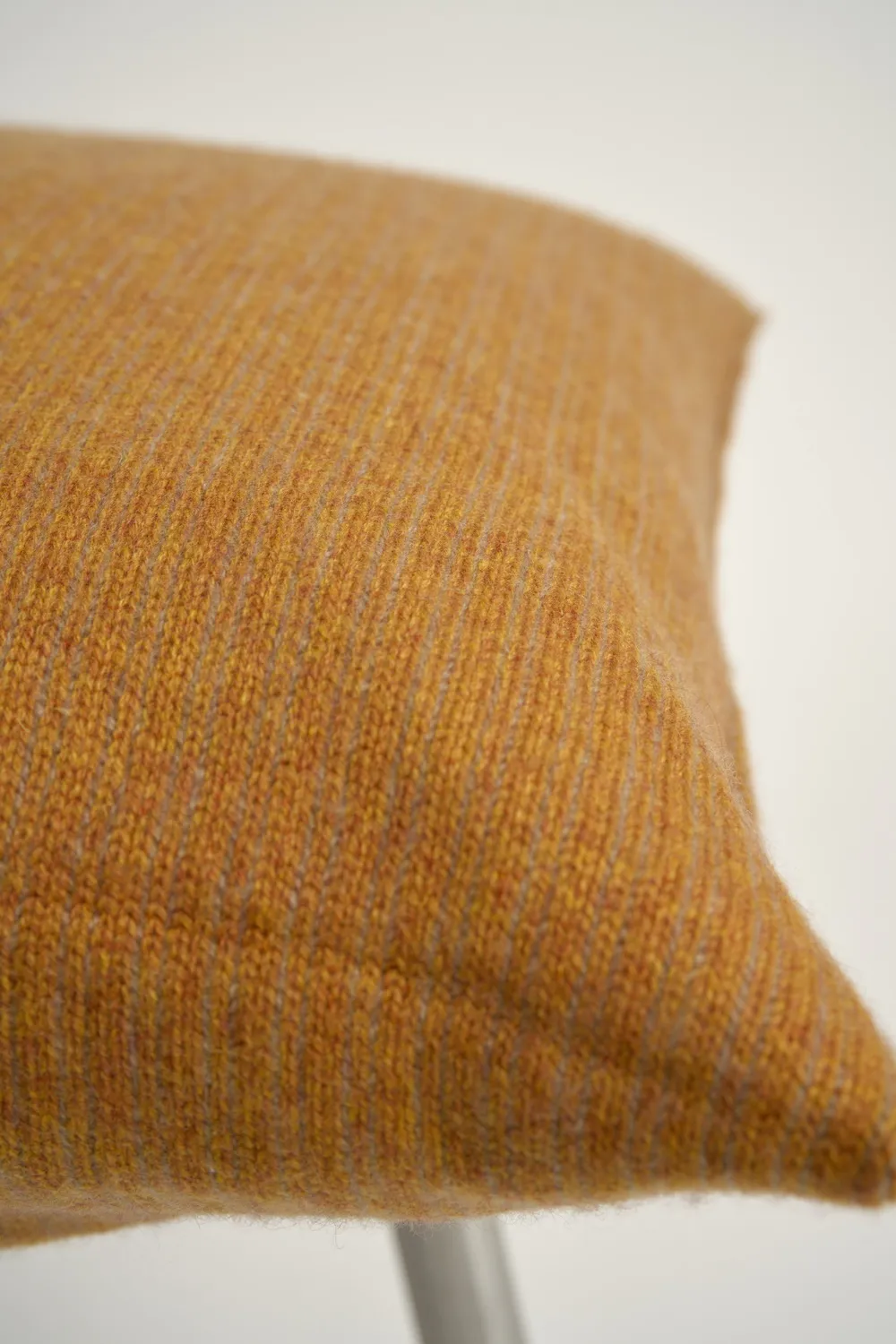 Oyuna Letra Kissenbezug Honig Taupe gestrickt
