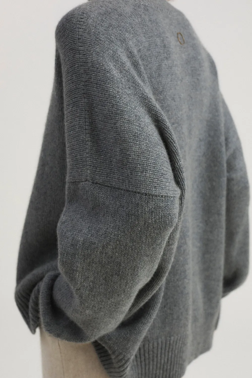 Oyuna Kaila Pullover Slate grau Rollkragen grob
